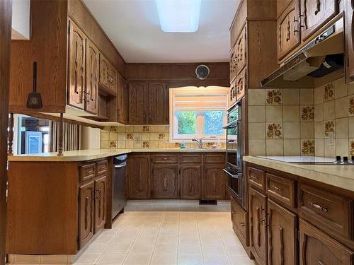 55 Ambassador Row, Winnipeg, MB - Indoor Photo Showing Kitchen