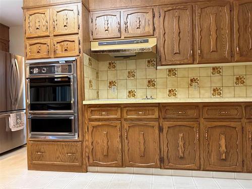 55 Ambassador Row, Winnipeg, MB - Indoor Photo Showing Kitchen