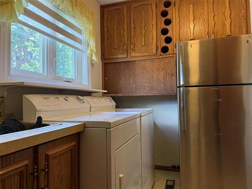 55 Ambassador Row, Winnipeg, MB - Indoor Photo Showing Laundry Room