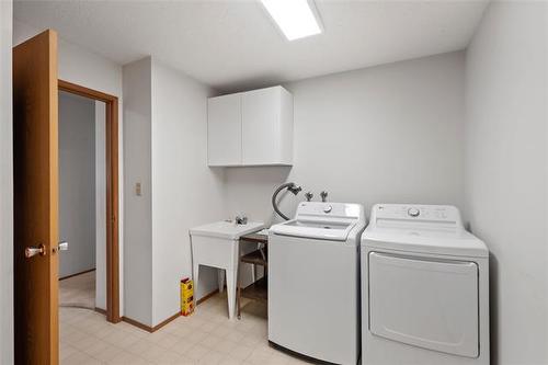 108-687 St Anne'S Rd, Winnipeg, MB - Indoor Photo Showing Laundry Room