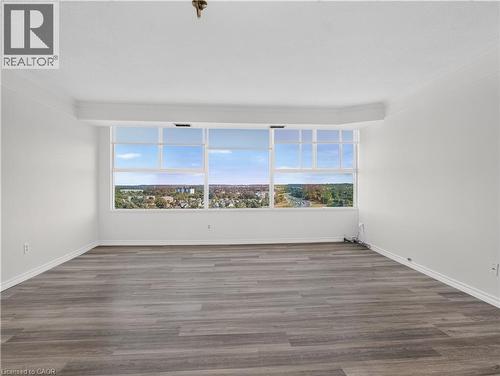 Expansive window array, wood-finish flooring, crown molding, and a high ceiling - 7 Gale Crescent Unit# 1107, St. Catharines, ON 