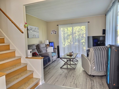 Salon - 50 Rue Principale N., Saint-Bruno-De-Guigues, QC 