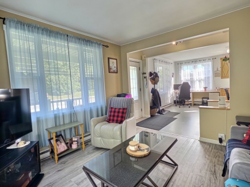 Salon - 50 Rue Principale N., Saint-Bruno-De-Guigues, QC 