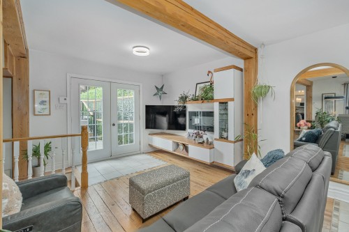 Salon - 35 Rue Morris, Sainte-Thérèse, QC 