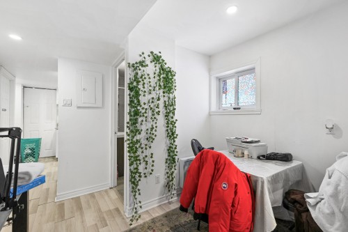 Salle familiale - 3112  - 3114 Rue Bernard, Brossard, QC 