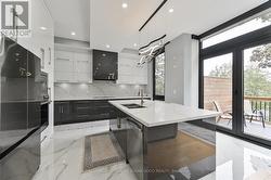 Gorgeous chef's kitchen - 