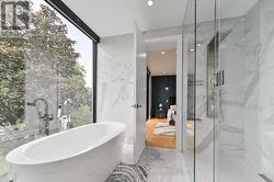 Spa inspired soaker tub o/l the trees - 
