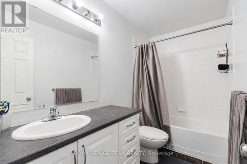 Full bathroom - 316 Bryarton Street, Ottawa, ON 