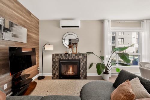 Salon - 103-425 Av. De La Belle-Dame, La Prairie, QC 