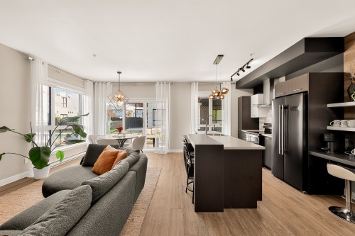 Salon - 103-425 Av. De La Belle-Dame, La Prairie, QC 
