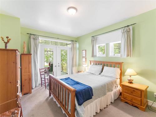 Primary bedroom. Patio doors to sunroom - 9 Pine Street, St Clements, MB 