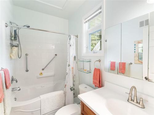 Main floor bathroom - 9 Pine Street, St Clements, MB 