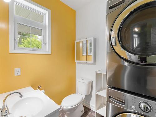 2pce. bath - 9 Pine Street, St Clements, MB 