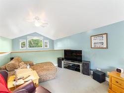 Upper loft 2nd bedroom - 