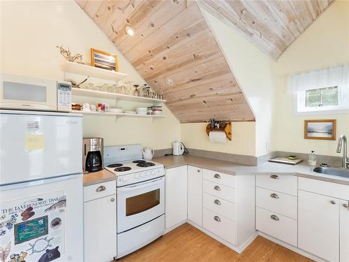 Upper level suite w/full kitchen - 9 Pine Street, St Clements, MB 