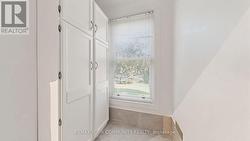 5 Pc Main Bath - Linen Closet, Sitting Area - 