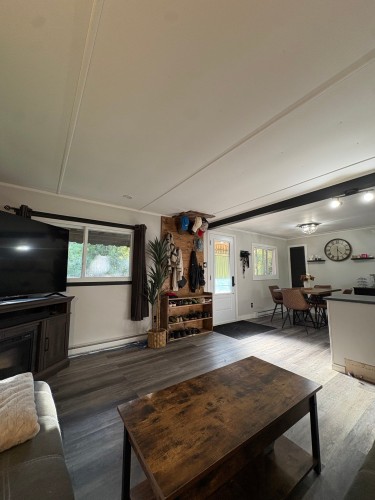 Salon - 4500 Rue Paré, Rawdon, QC 