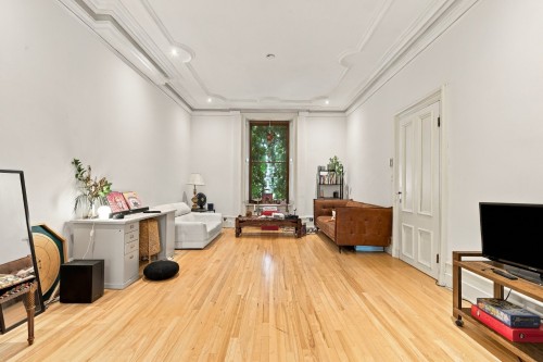 Salon - 1031  - 1033 Rue St-Hubert, Montréal (Ville-Marie), QC 