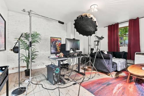 Salon - 1031  - 1033 Rue St-Hubert, Montréal (Ville-Marie), QC 