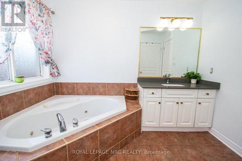 Upstairs 4 piece bath with closet w/laundry hookup - 15 Arlene Street, St. Catharines (Rykert/Vansickle), ON 