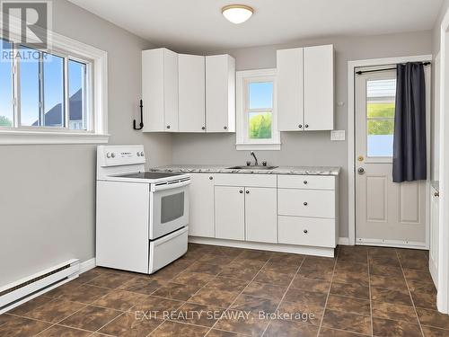Upper Unit Kitchen Includes Appliances - 603 Walton Street, Cornwall, ON 