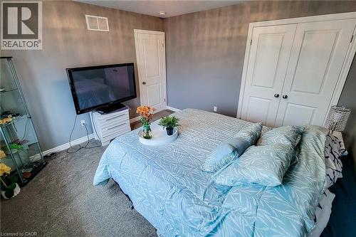 Neutral gray wall color - 4274 Sixth Avenue, Niagara Falls, ON 