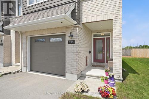Covered entrance - 715 Maverick Crescent, Ottawa, ON 