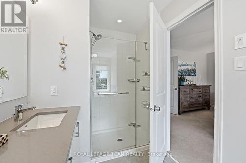 Walk-in glass shower - 715 Maverick Crescent, Ottawa, ON 