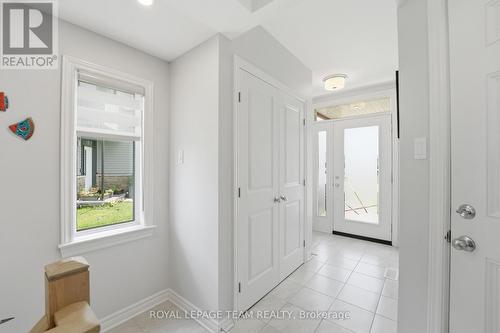 Spacious foyer - 715 Maverick Crescent, Ottawa, ON 