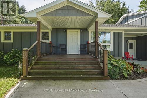 Front Entrance: Spacious & Inviting Front Entrance - 15198 St Ignatius Line, Chatham-Kent (Bothwell), ON 