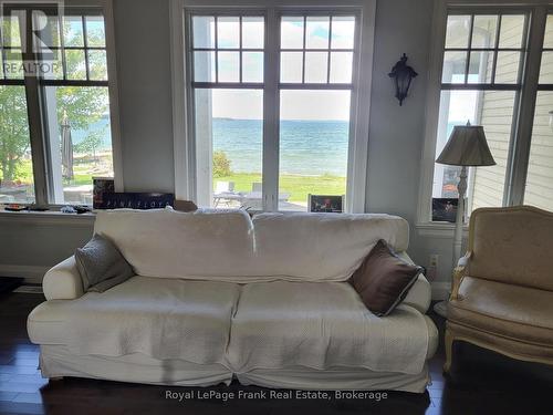136 Lake Drive E, Georgina, ON 