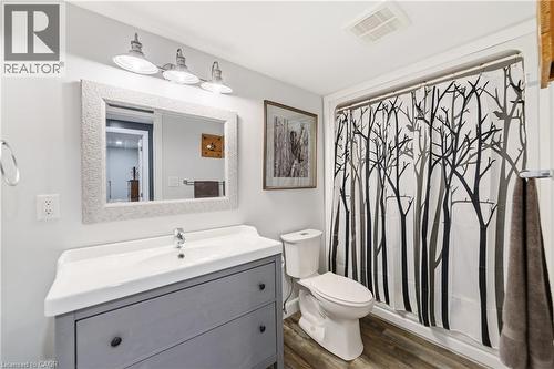 Full bath with laminate flooring, stand alone vanity and tub/shower - 515 Hamilton Drive, Ancaster, ON 