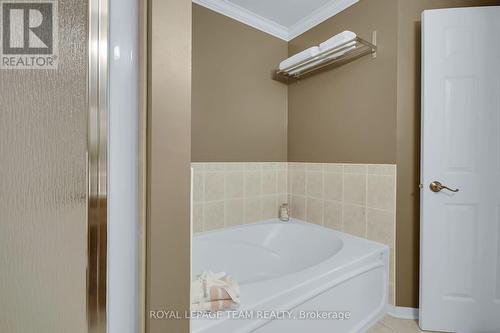 Soaker Tub with Separate Shower - 2136 Bergamot Circle, Ottawa, ON 