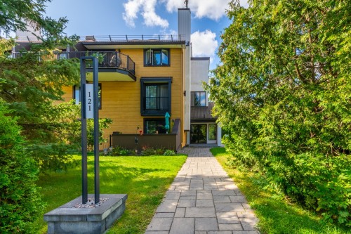 Front of Structure - 26-121 Av. Hochar, Saint-Sauveur, QC 
