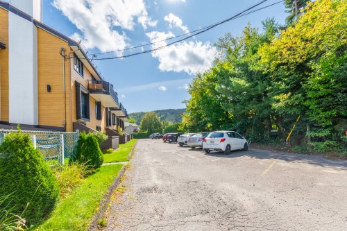 Parking - 26-121 Av. Hochar, Saint-Sauveur, QC 