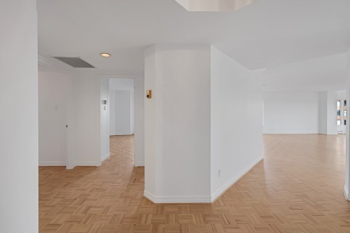 Passageway - 902-795 Rue Muir, Montréal (Saint-Laurent), QC 