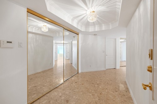 Mud Room - 902-795 Rue Muir, Montréal (Saint-Laurent), QC 