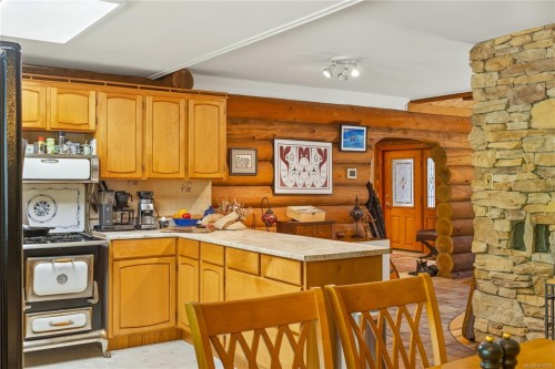 9025 Gilgan St, Honeymoon Bay, BC 