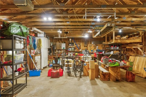 9025 Gilgan St, Honeymoon Bay, BC 