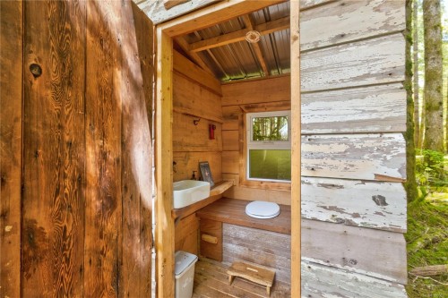 9025 Gilgan St, Honeymoon Bay, BC 