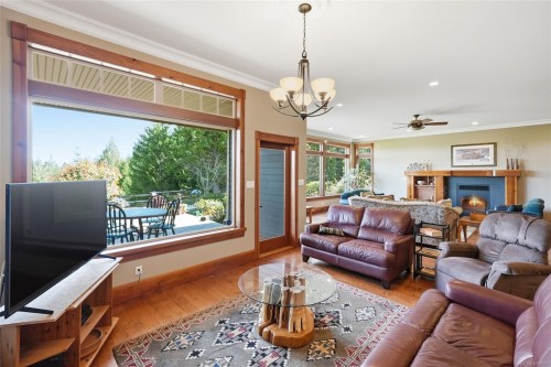 1195 Spider Lake Rd, Qualicum Beach, BC 