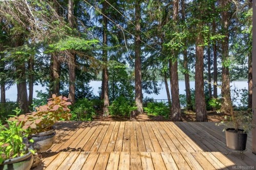 7630 Ships Point Rd, Fanny Bay, BC 