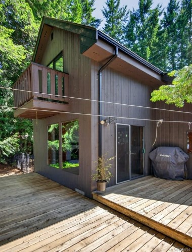 7630 Ships Point Rd, Fanny Bay, BC 