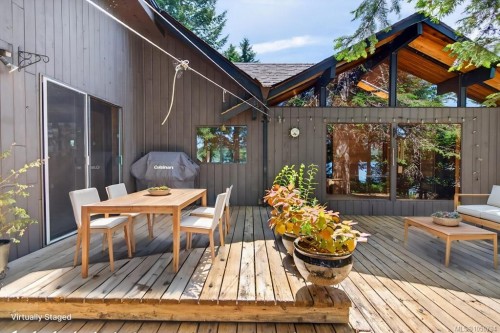 7630 Ships Point Rd, Fanny Bay, BC 