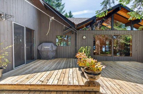 7630 Ships Point Rd, Fanny Bay, BC 