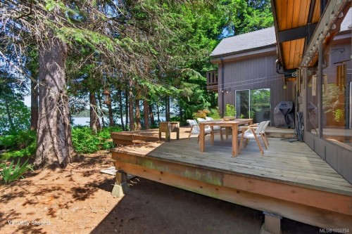7630 Ships Point Rd, Fanny Bay, BC 