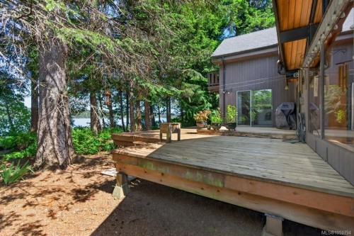 7630 Ships Point Rd, Fanny Bay, BC 
