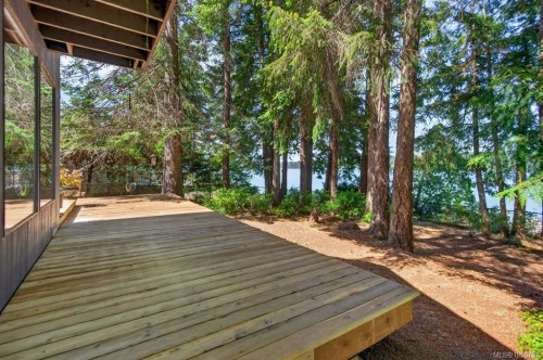 7630 Ships Point Rd, Fanny Bay, BC 