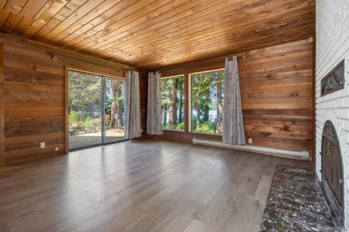 7630 Ships Point Rd, Fanny Bay, BC 