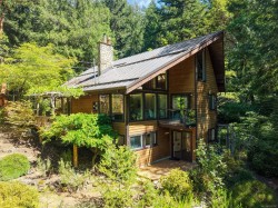 649 Lost Lake Rd Highlands, BC V9B 6E3